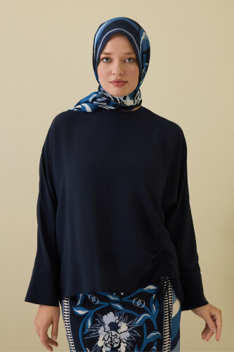 Çiçek Yolu Büzgülü Lacivert Krep İpek Bluz - Imannoor