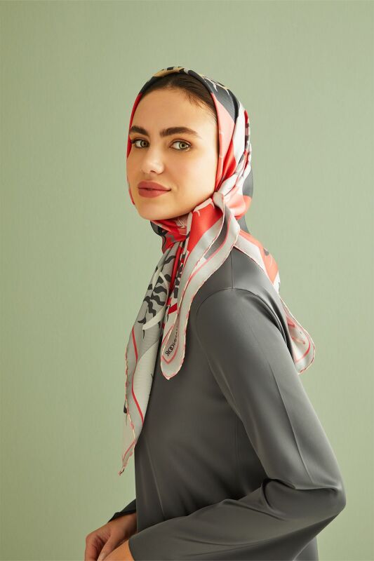 Güneş Monogram Kırmızı Tivil İpek Eşarp - 4